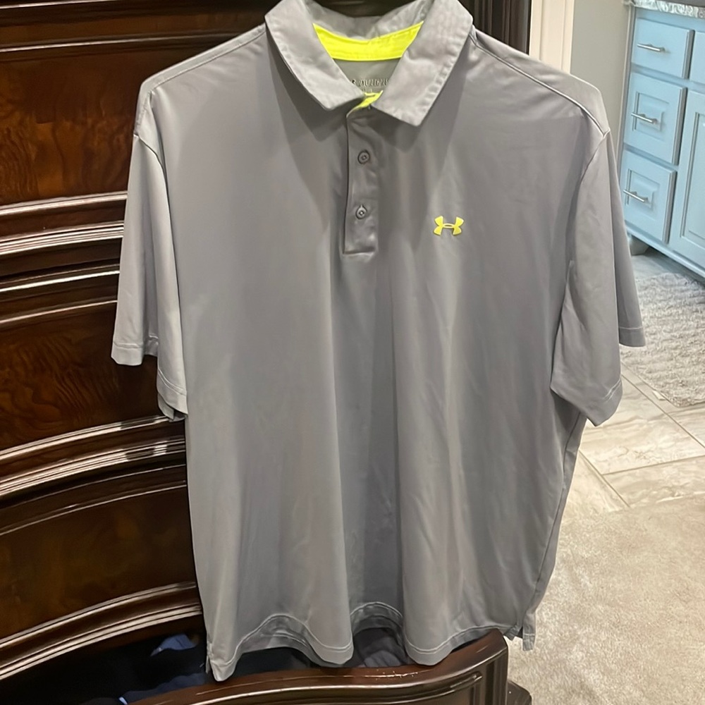 4 Under Armor shirts in great condition! Lightly worn! 2XL